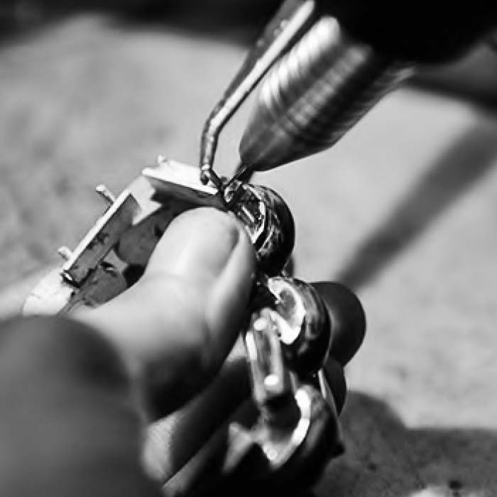 Miazzo – Итальянские мастера, создающие вечную мебель ручной работы с любовью и точностью | 101domus Мастер Miazzo изготавливает итальянскую мебель класса люкс вручную, сохраняя наследие и традиции Made in Italy | 101domus